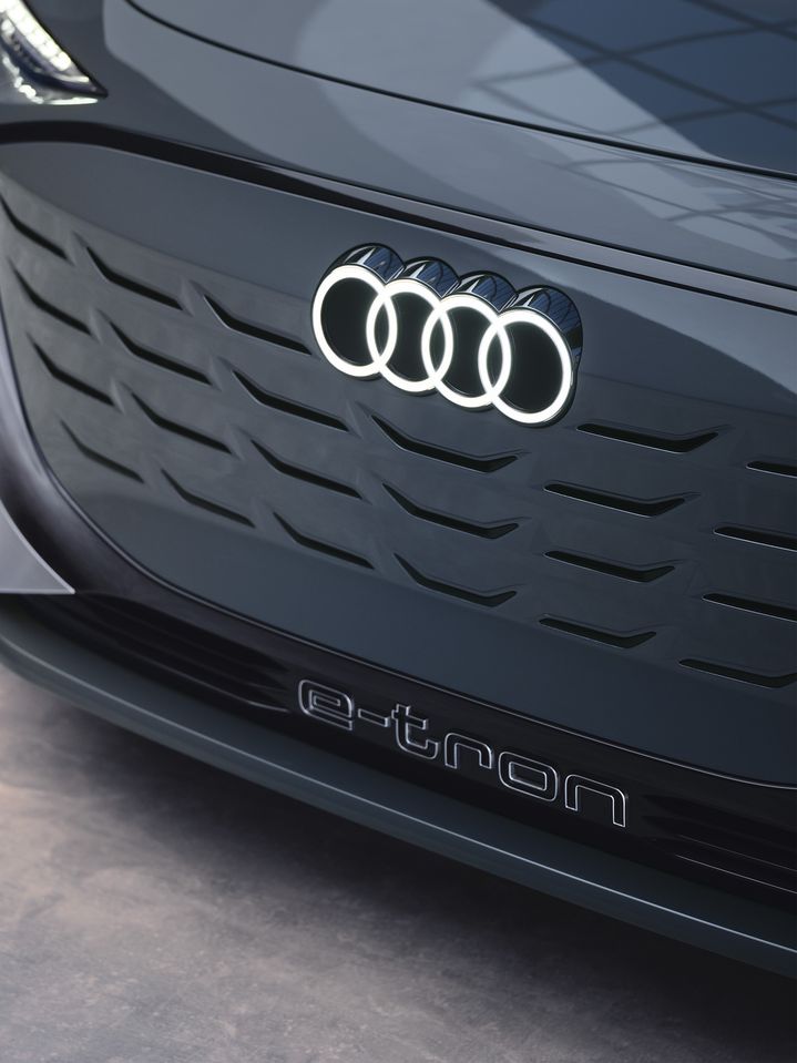 Nahaufnahme des Singleframes des Audi A6 Avant e-tron concept.
