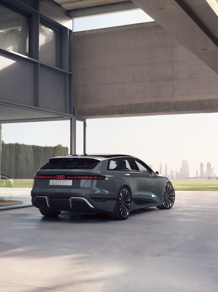 Seitliche Heckansicht des Audi A6 Avant e-tron concept